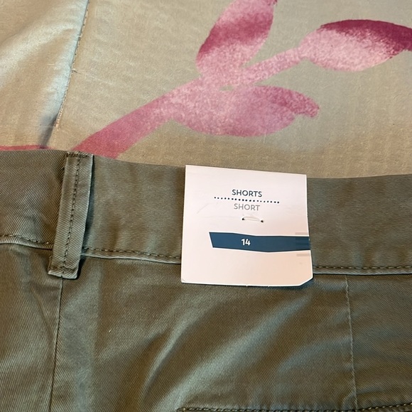 Old Navy army green Pixie shorts - Picture 4 of 5